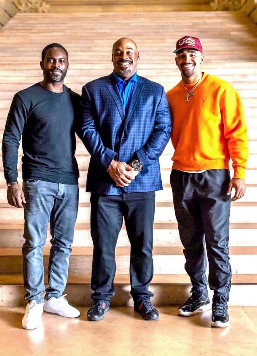 Devan_Kaney's tweet photo. this pic goes hard but respectfully.. 

WHAT is McNabb wearing? https://t.co/qTNXjCHaS2