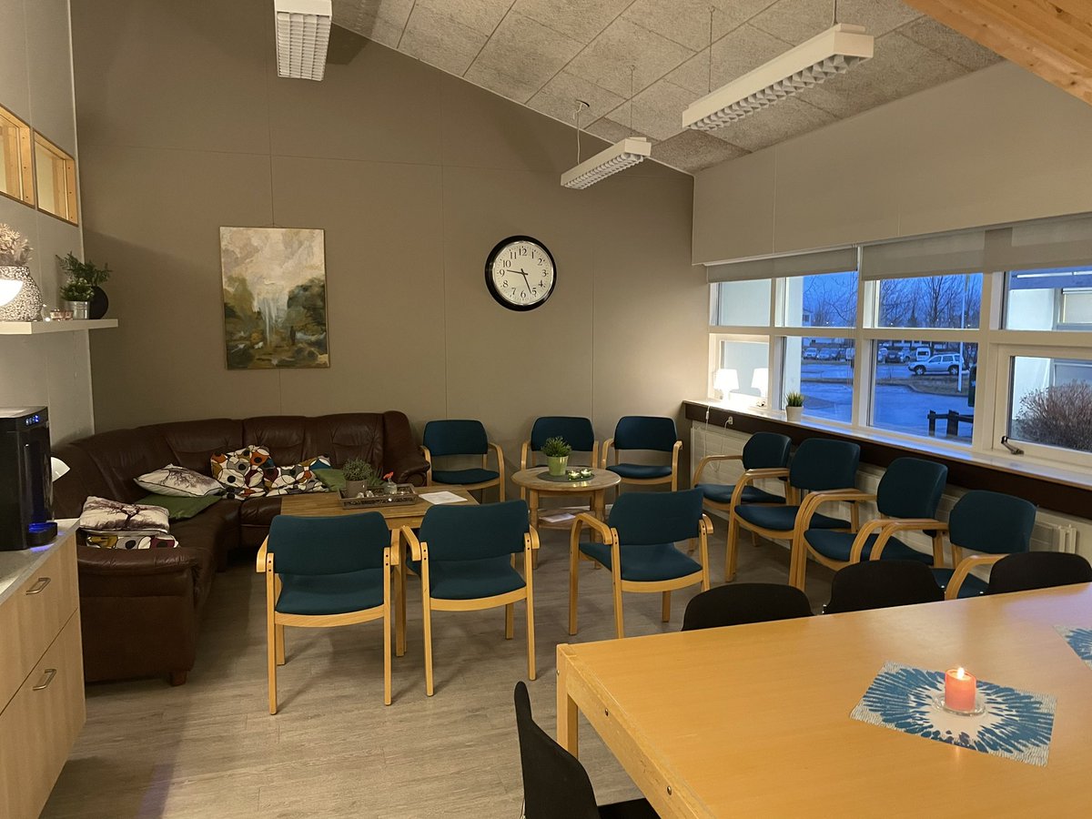 D5 í #12dagaTwitter, hjarta Síðuskóla er mannauðurinn sem þar býr, hvort heldur sem það eru nemendur eða starfsfólk. Set mynd af horninu góða á kaffistofunni þar sem mörg heimsins mál eru leyst #menntaspjall