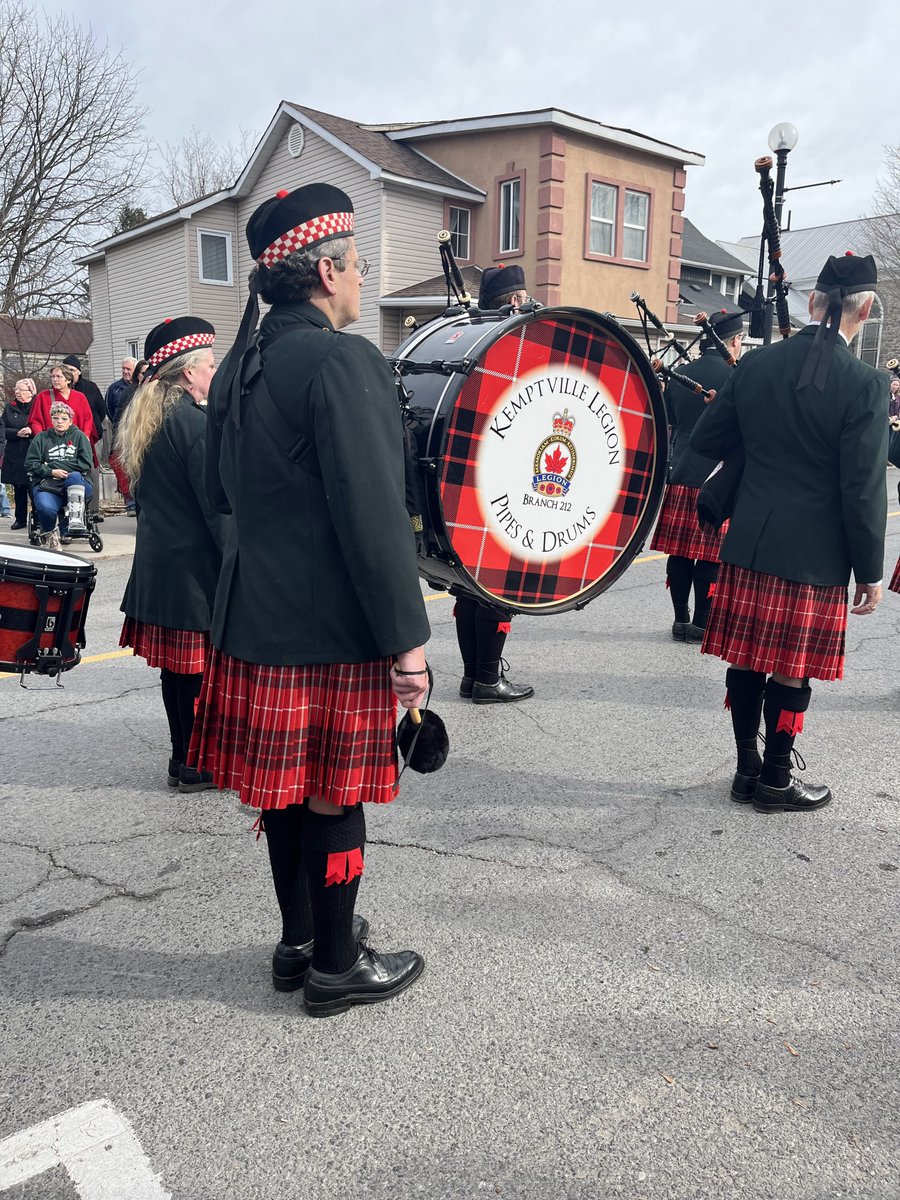 Certains élèves de l'école ont eu la chance de se rendre au cénotaphe de Kemptville afin de prendre part aux célébrations du Jour du souvenir. Ils ont eu la chance d'aller déposer une couronne de coquelicots au noms de tous les élèves de l'école. 🕊
#Kemptville #NorthGrenville