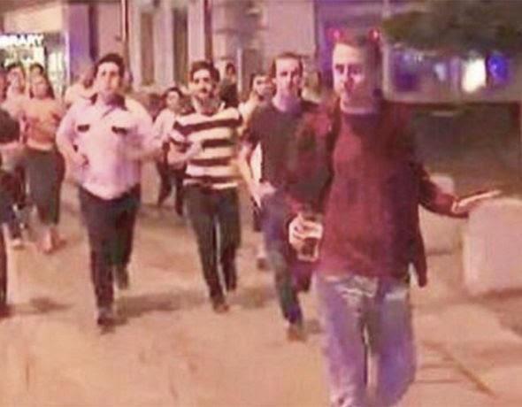 QueensPEMDoc's tweet photo. @NoContextBrits Man holds onto pint post terrorist attack, London. https://t.co/QjNYXUCCSa