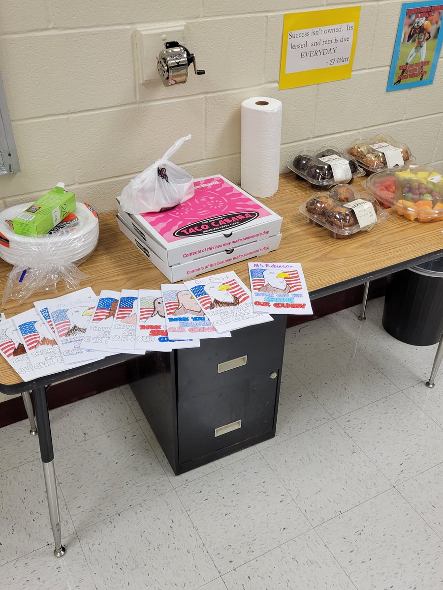 Honoring our campus veterans with a breakfast and letters of appreciation from our students thanking them for their service to our country.
#jordanignited
#VeteransDay2022 
#jordanhistorydept