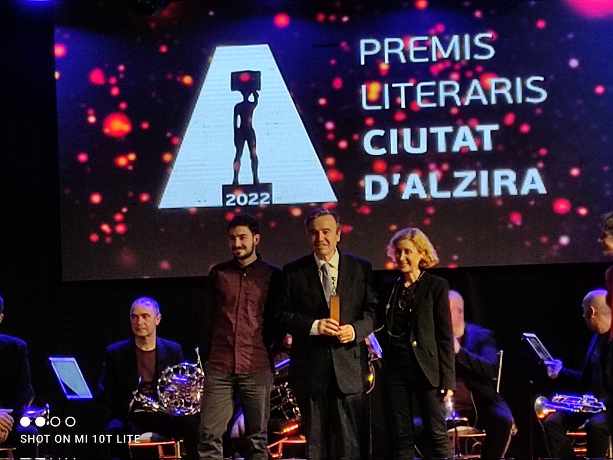 CdCienciaUV's tweet photo. Guardonat amb el Premi Europeu de Divulgació Científica Estudi Generalb2022 de la @UV_EG José Ramón Alonso @jralonso3 @Bromera #PLCA2022 @caromoreca @AlMar_Supra https://t.co/X4xyqilPLF
