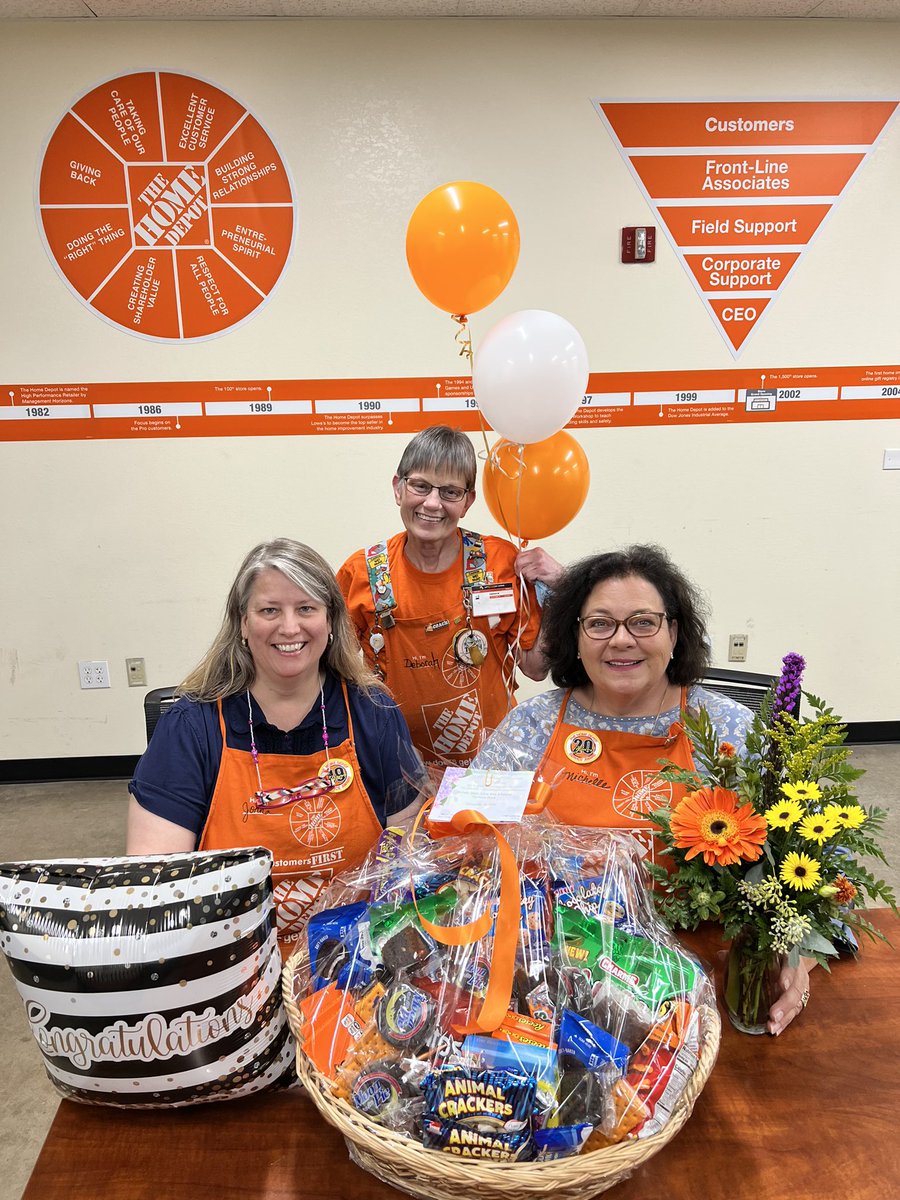 GAINESVILLEHD's tweet photo. Shoutout to these 5 original associates from day one of #5one9 celebrating 20 years. Michelle to the far left of 5 is mentioned in the article. https://t.co/sMSJROX5TZ