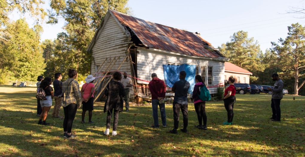 SavingPlaces's tweet photo. Architecture students at @TuskegeeUniv are studying historic preservation through explorations of buildings near the historic #HBCU campus, in part through a collab w/the #HistoricPreservation grad program at @WeitzmanSchool @Penn.
https://t.co/muYtxvjJ5T
@HopeCrewNTHP #AACHAF https://t.co/vbFmgX6ah6