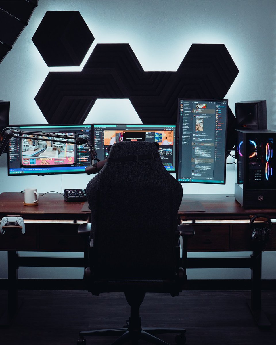 WyrmwoodGaming's tweet photo. Wenge Modular Desk 🖤 
#gaming #modulardesk https://t.co/t24mP80gSU