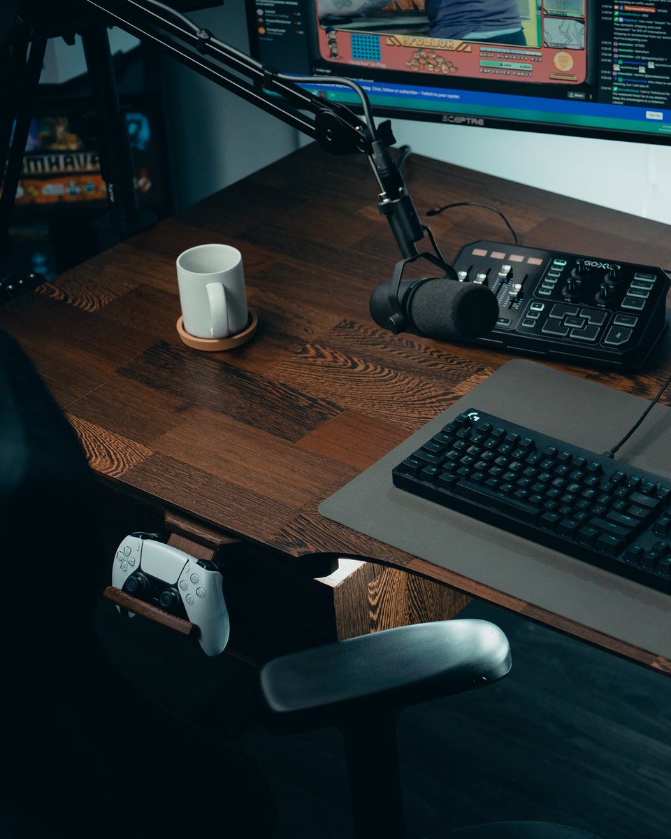 WyrmwoodGaming's tweet photo. Wenge Modular Desk 🖤 
#gaming #modulardesk https://t.co/t24mP80gSU