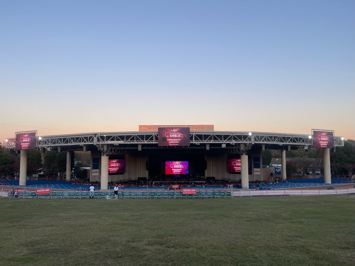 EvolvedEvent's tweet image. #TeamEES had a blast at PNC Pavilion in Charlotte with Dierks Bentley and the Hot Kountry Knights 🔥 We love what we get to do. #events #charlotteevents #eventstrategy