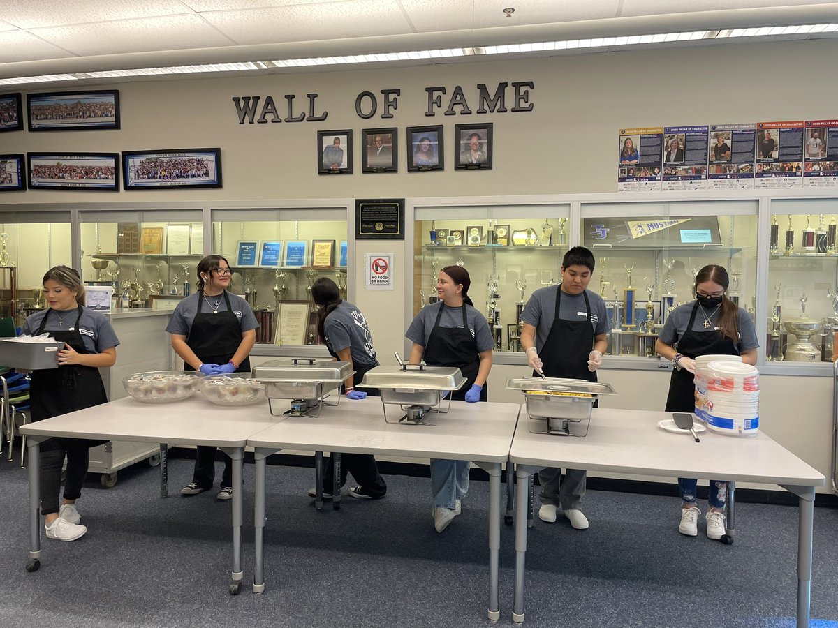 JJHSCounseling's tweet photo. Veteran's Day Celebration @NISDJaySEA @NISDJay put on by the Mustang ROTC & @jaychoirs followed by a breakfast from @CulinaryJay! What a beautiful way to show gratitude for all who have served! #MustangsIgnited https://t.co/buypd11PA6