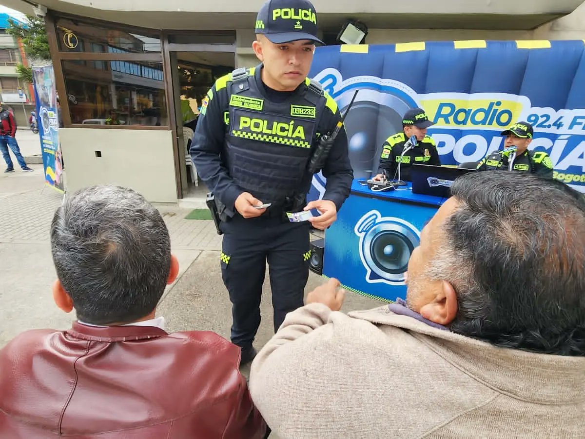 PoliciaBogota's tweet photo. 🚔🏡Hoy desde #CAIAlBarrio en Patio Bonito estuvimos con la emisora de @PoliciaColombia, @Alcaldiakennedy, el comandante de CAI y nuestra comunidad construyendo seguridad y convivencia, escuchando y dando respuesta oportuna a las solicitudes ciudadanas. #DiosYPatria https://t.co/YbtXXZcU4w