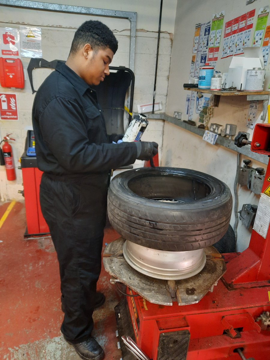 NewhamPrus's tweet photo. Autumn Term 2 had begun with a new group of students starting their City &amp; Guilds Level 1 Award in Motor Vehicle Maintenance #Wheels&amp;Tires
#CreatingFuturesProgramme 🪛🔧🚙 https://t.co/cLkQSUl9kv