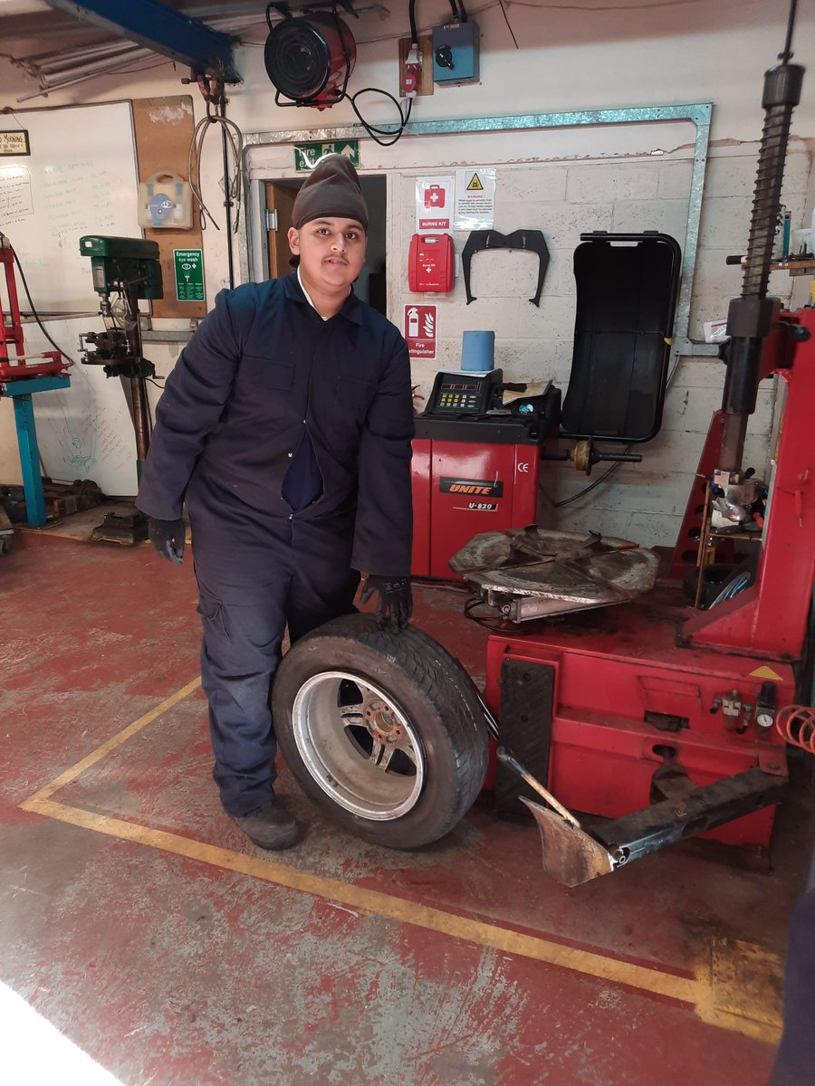 NewhamPrus's tweet photo. Autumn Term 2 had begun with a new group of students starting their City &amp; Guilds Level 1 Award in Motor Vehicle Maintenance #Wheels&amp;Tires
#CreatingFuturesProgramme 🪛🔧🚙 https://t.co/cLkQSUl9kv
