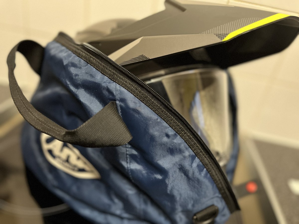mototingle's tweet photo. An AVG AX9 Helmet does not fit inside an Arai bag

I do these experiments so that none of you have to

#TrainedProfessional 💥 https://t.co/FZJTFtieW6