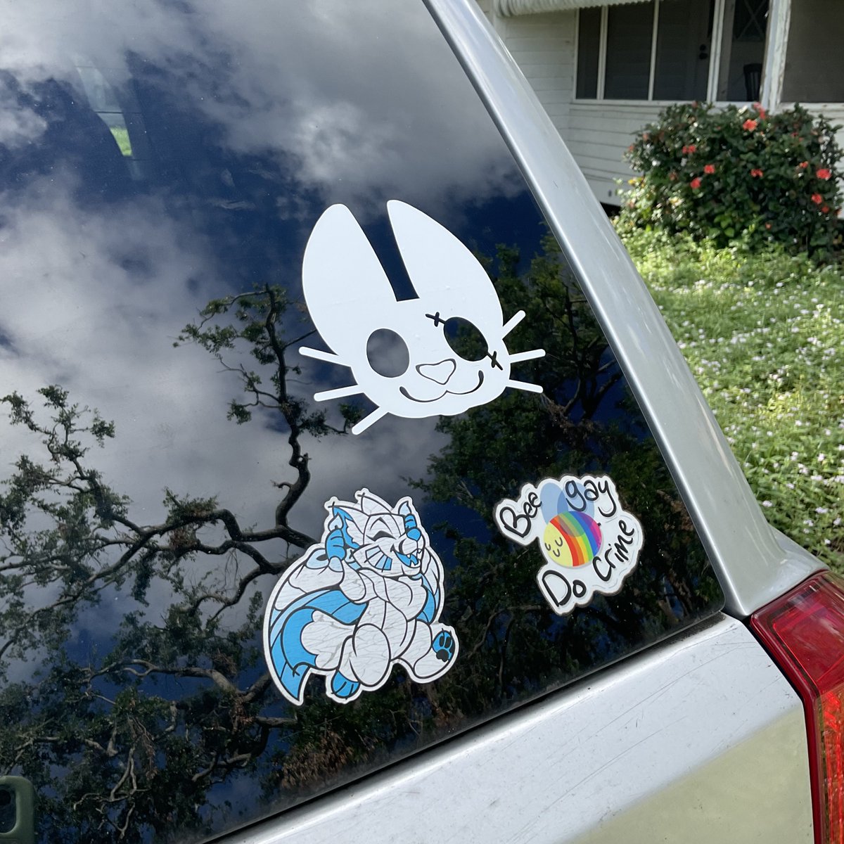 CloverCaskets's tweet photo. I’ve made some stickers to help raise some support for my babies eye surgery! If interested lmk ! Available in black, white, red, gold, and blue
Link to donate in bio! Thank you for the support!! 
.
#gofundme #cats #fundraiser https://t.co/668vARRN0N