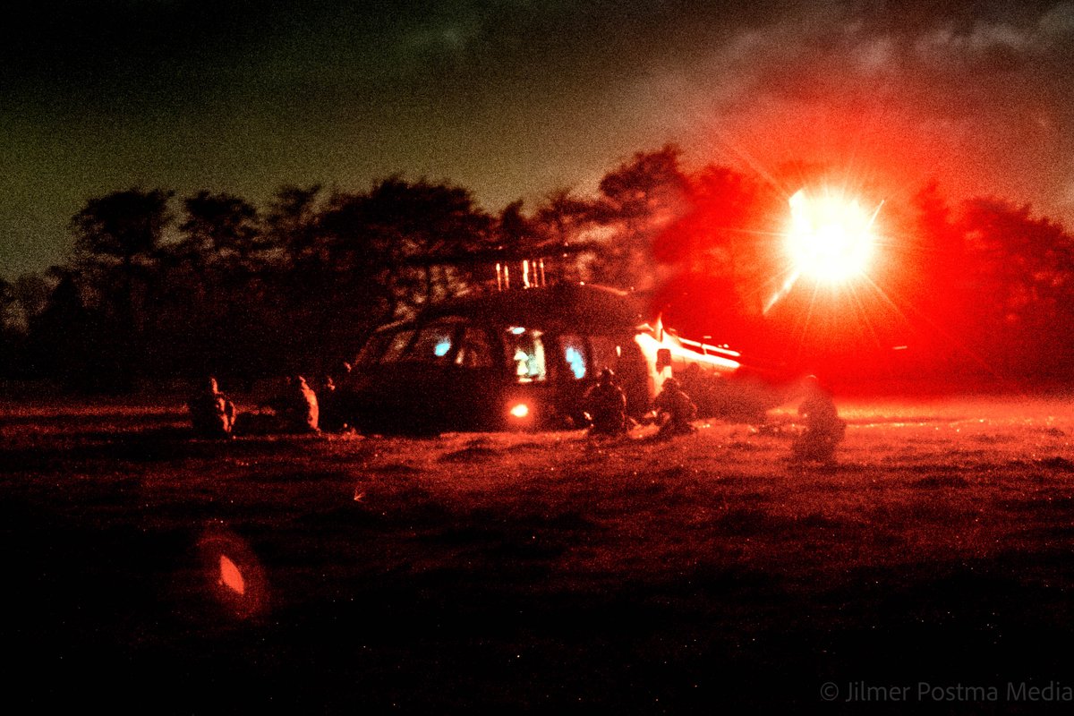Amerikaanse Black Hawk helikopters landen in het duister tijdens de oefening Falcon Autumn. Om leden van de Luchtmobiele Brigade aan de grond te zetten bij Rottevalle.