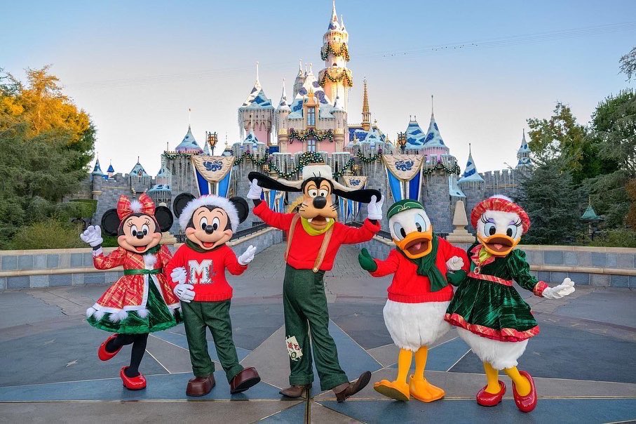 PlanDisney1's tweet photo. 🎄Desde hoy hasta el 8 de enero de 2023, echa un vistazo a Mickey, Minnie y sus amigos con sus mejores atuendos navideños...En Disneyland California

#realsoontravel #disney #disneyland #disneylandresort #disneylandcalifornia #disneychristmas #christmas #xmas https://t.co/qkhF5J2ex9