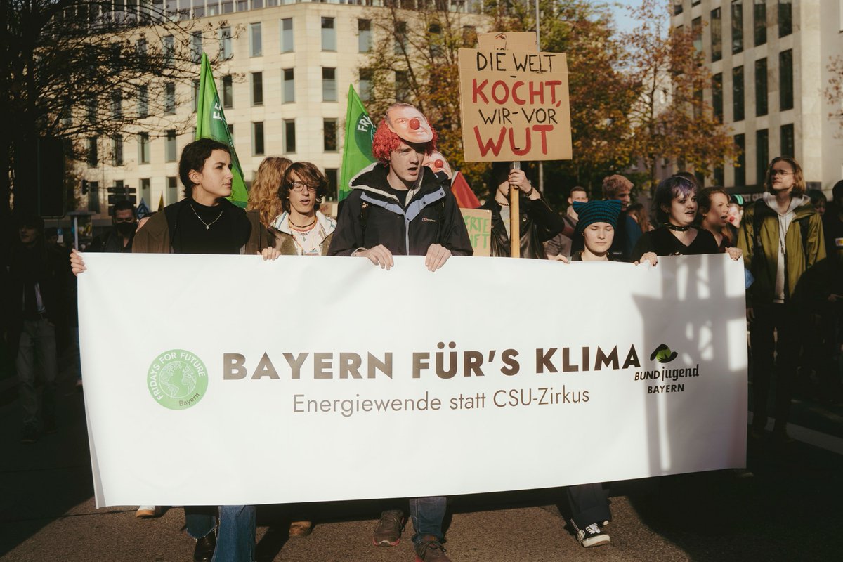 🚨 Mit mehreren hundert Menschen aus Bayern fordern wir heute: Schluss mit #SödersKlimaMärchen! 💥 Bäume umarmen reicht nicht. Nur eine echte Energiewende hilft uns weiter. Instapolitik und CSU-Zirkus nicht. #FridaysForFuture #BayernFürsKlima 📸@Mufkinn