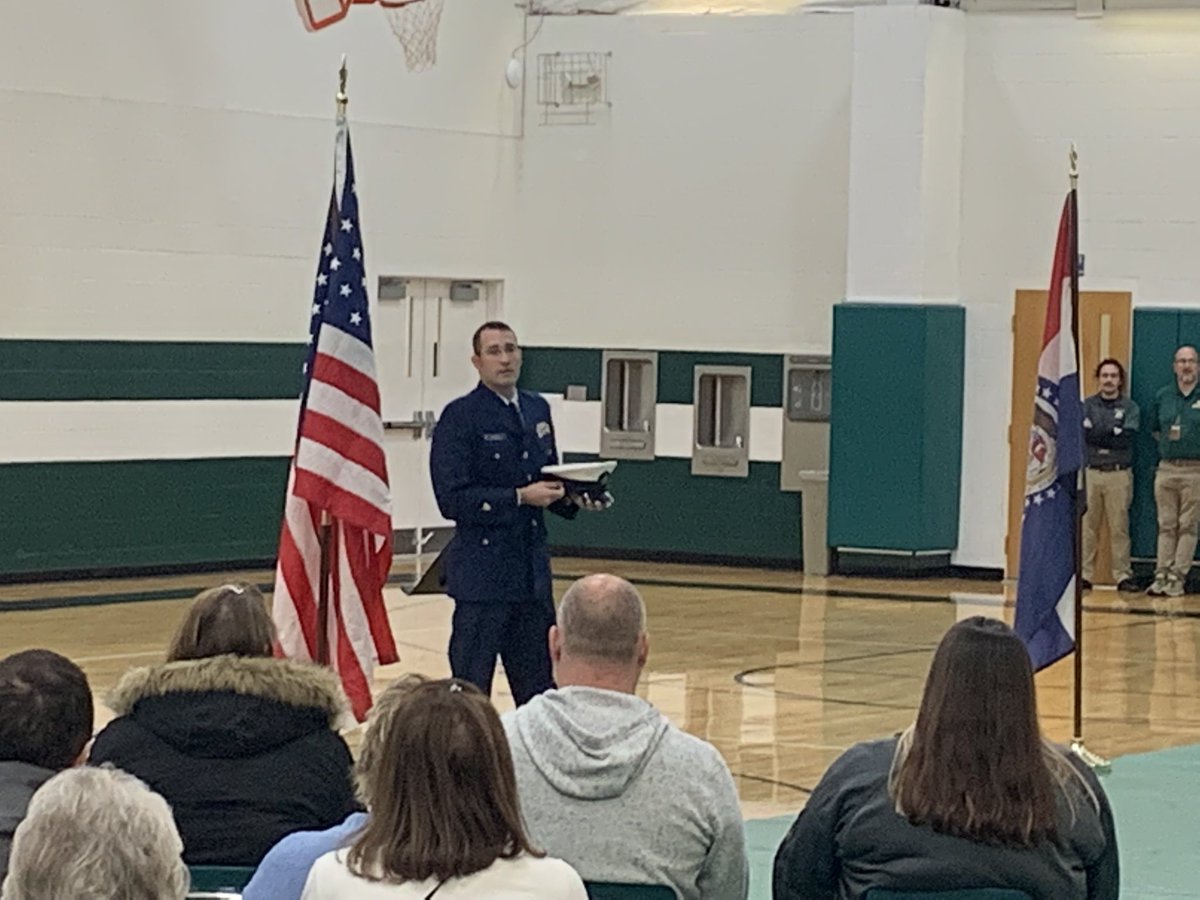 brianlynn78's tweet photo. Thank you Veterans for your service, and thanks Nathan Little for sharing a glimpse of your experiences with our middle schoolers this morning. #spoofhoundpride https://t.co/MneuwJWYhS