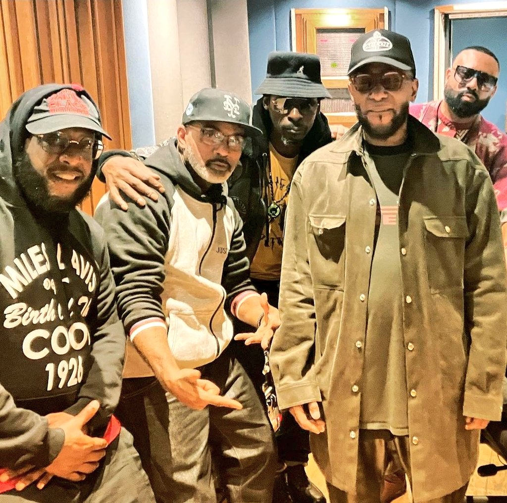 checktherhyme1_'s tweet image. Black Star, Madlib, Pete Rock &amp;amp; Large Professor cookin in the studio last night 👀