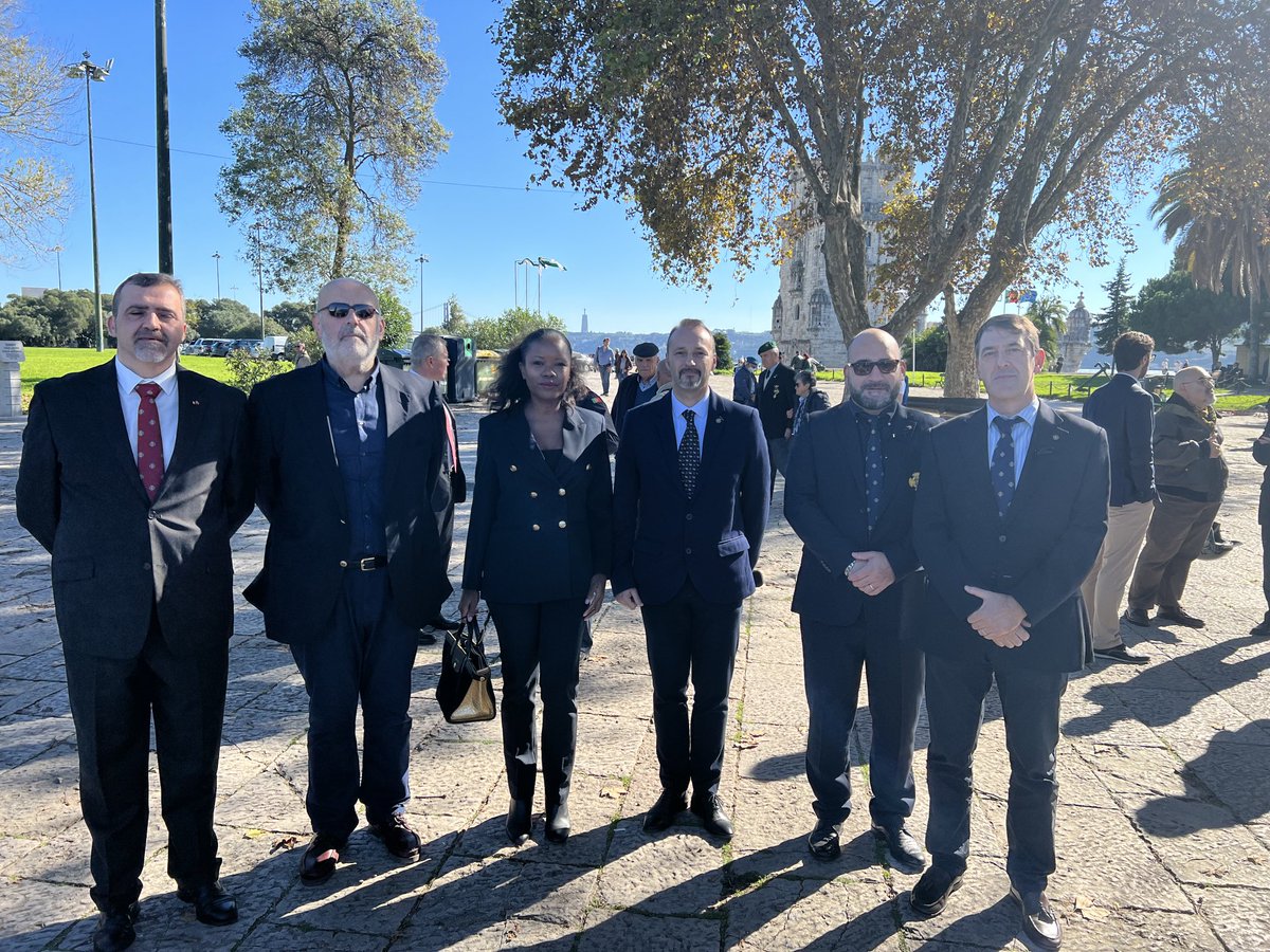 OssandaLiber's tweet photo. Que a memória dos soldados tombados pela pátria e as suas famílias não seja esquecida, que os que ainda estão entre nós sejam exaltados e apoiados, que a paz prevaleça. 
Viva Portugal!
#armisticio #guerra #paz #combatentes #portugal https://t.co/zvTnp3RBVX