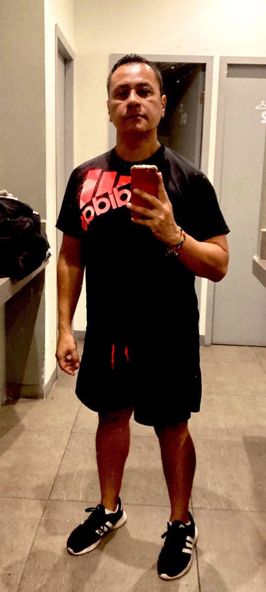 ricardoo007's tweet photo. Buen #viernes cumplimos y dicen que #sinFotoNoCuenta 😅

#gymtime #selfie #secumplió #black #gymoutfit #tocopierna #aiuuuuda #sudandoeljamón #matandoalpuerco https://t.co/G221G5SrLu