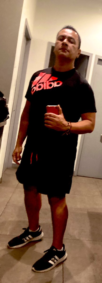 ricardoo007's tweet photo. Buen #viernes cumplimos y dicen que #sinFotoNoCuenta 😅

#gymtime #selfie #secumplió #black #gymoutfit #tocopierna #aiuuuuda #sudandoeljamón #matandoalpuerco https://t.co/G221G5SrLu