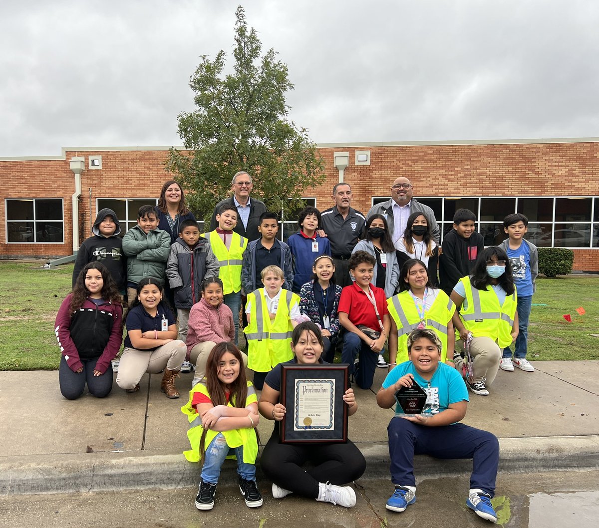 Congrats 👏 are in order! 

<a href="/thecityofirving/">City of Irving</a> Mayor Rick Stopfer and <a href="/KIB_Irving/">KeepIrvingBeautiful</a> presented <a href="/BartonBuff/">Barton Elementary</a> with a proclamation 📜 and award 🏆 for #ArborDay and their recycling efforts. 🌳♻️

Thank you for making our planet and city a better place! 💚

#ThePowerOfUs