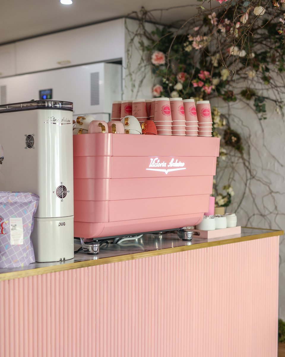 victoriaarduino's tweet image. Cupcakes and Counting Café is an incredible cake cafe that never goes unnoticed 💕
Here #WhiteEagle is perfect because conveys a distinct, elegant and innovative design, comfort for the barista, reliability, and precision of the applied technologies, and of course, sustainability