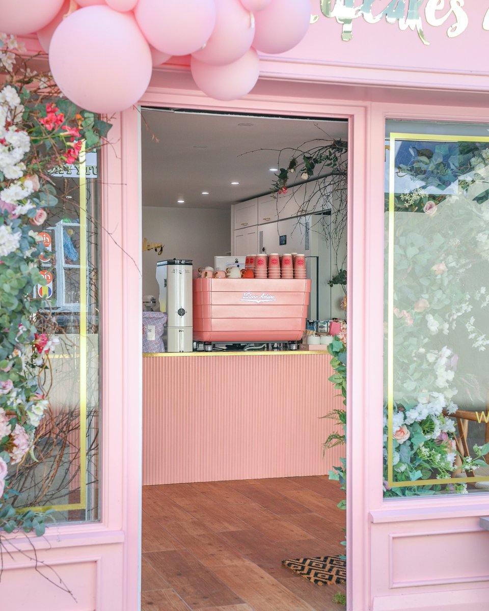 victoriaarduino's tweet image. Cupcakes and Counting Café is an incredible cake cafe that never goes unnoticed 💕
Here #WhiteEagle is perfect because conveys a distinct, elegant and innovative design, comfort for the barista, reliability, and precision of the applied technologies, and of course, sustainability