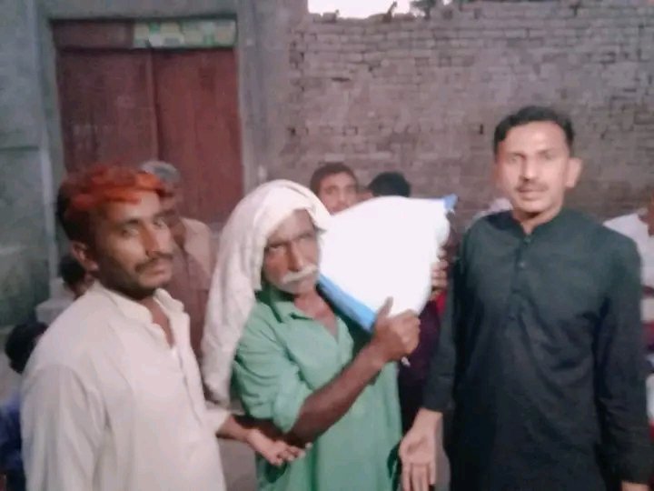 RaheemKhanIsra2's tweet photo. On instructions of Honourable Chairman and Federal Minister Pakistan @BBhuttoZardari,Sb.  ration bags being distributed amongst the severely affected people belonging to various union councils of Taulka Sijawal Junejo by our MPA Nawabzada @GhanwerIsran Sb. #HopeIsBilawal https://t.co/nuGXuZplDB