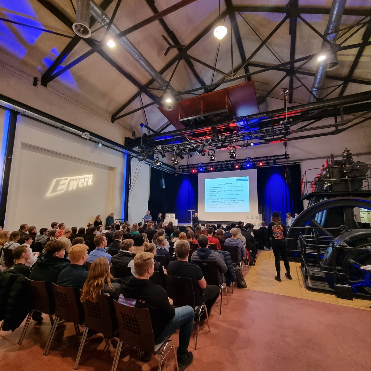 AlexanderHeppe's tweet photo. Konferenz mit den #Jugendliche|n der Region. Gerade in schwierigen Zeiten braucht Jugend unser offenes Ohr!
#Zuhören #Bildung #Beteiligung #Digitalisierung #Corona #Jugendkultur #Treffpunkte #Eschwege #WerraMeissner https://t.co/8ax6bjTmT2
