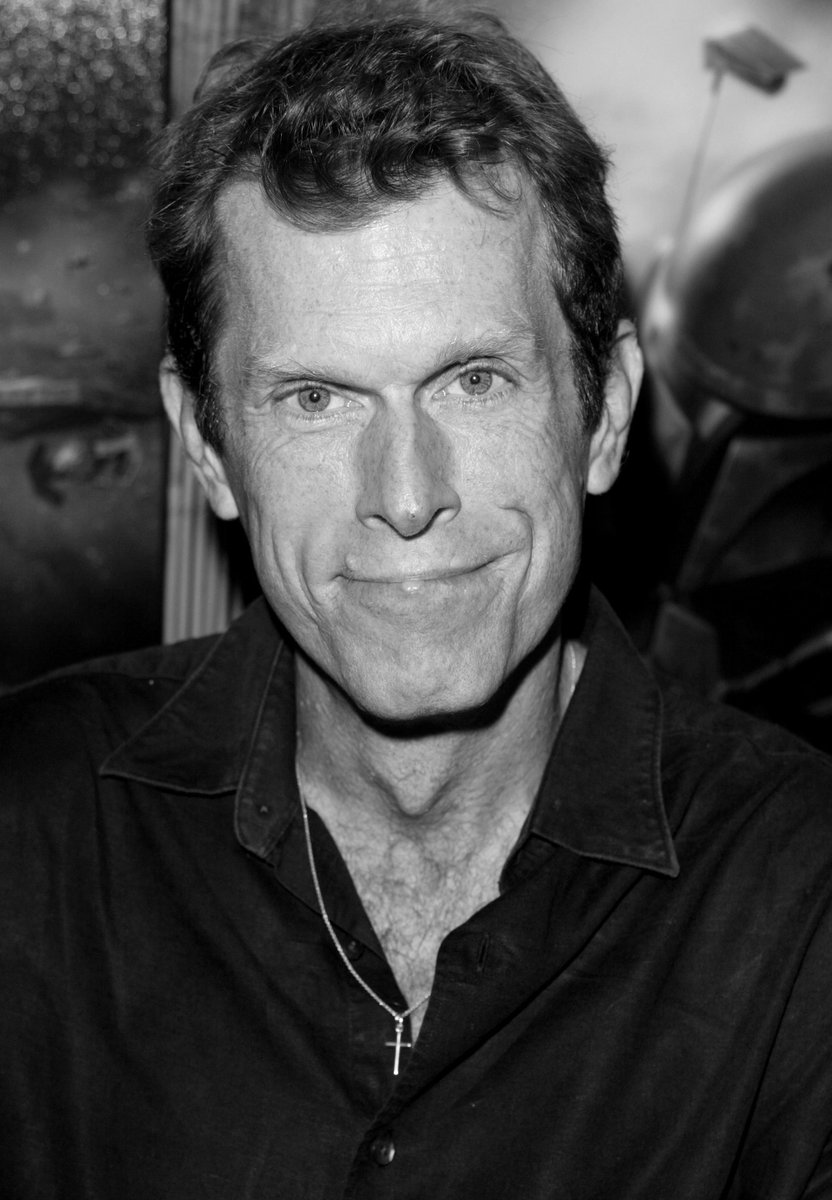 GameOvermeier's tweet photo. Kevin Conroy ist mit nur 66 Jahren verstorben - und die Welt hat damit den besten Batman aller Zeiten verloren. Seine Performance als Sprecher war für mich bis heute prägend, seine Karriere absolut inspirierend und sein Tod wird eine große Lücke hinterlassen. #RIP #KevinConroy https://t.co/xn3OZonlV7