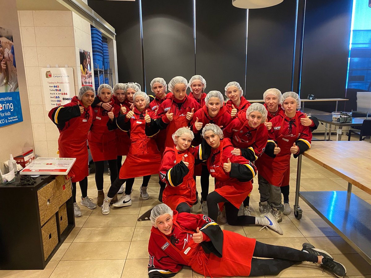 FireU15AARed's tweet photo. The girls spent the morning volunteering at ⁦⁦@BrownBaggingIt⁩.  Way to go girls! #givingback #teambuilding https://t.co/40iy4CgZRw