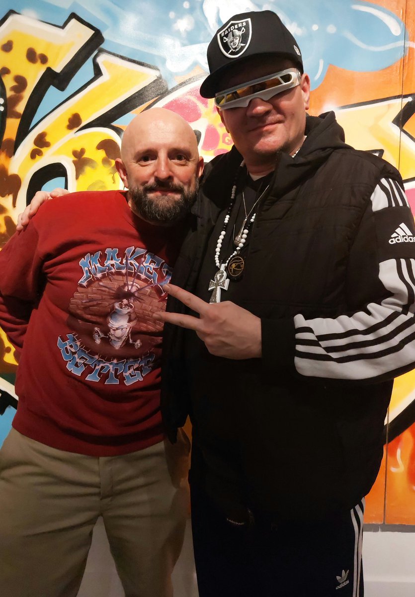 FlashmasterRay's tweet photo. Ein Wiedersehen mit Ulli Mehlich vom Dosenspuk Grafitti Magazin 😁👊
#graffiti #Hamburg #hiphop #history #highlights #oldschoolhiphop #UlliMehlich #FlashmasterRay #graffitiart #graffitihistory #grafittimagazin #dosenspuk #90er https://t.co/KAxq83H66X