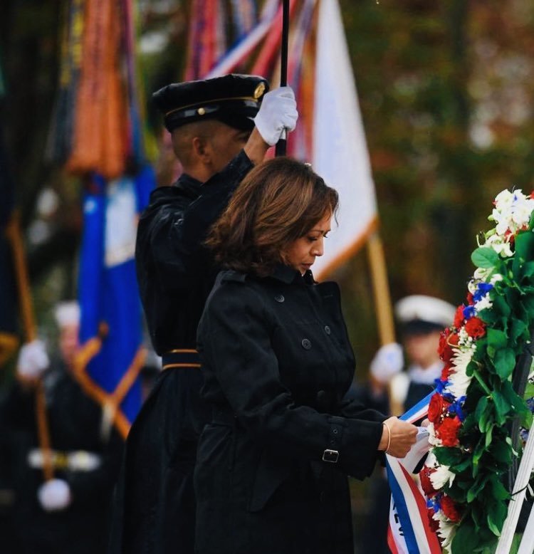 skylikeajedi's tweet photo. Vice President Harris layed a wreath in honor of Veterans Day at Arlington National Cemetery. 🇺🇸

 📸: Olivier Douliery. https://t.co/Zrr94dWpew