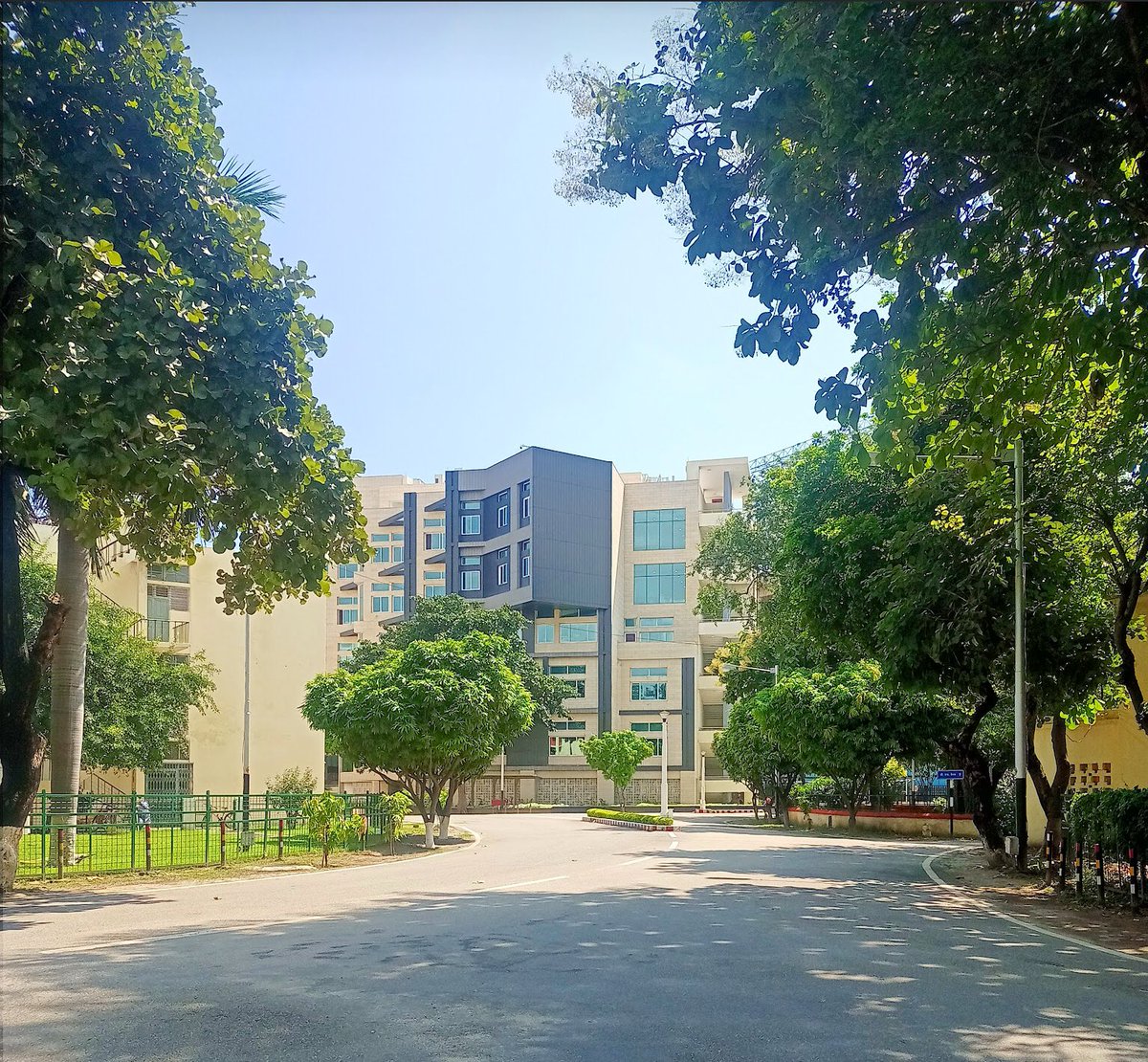 811GK's tweet photo. New building for Mathematics and Humanities &amp; Social Sciences department at IIT Roorkee, Uttarakhand 🇮🇳 https://t.co/iZWzqiI68U