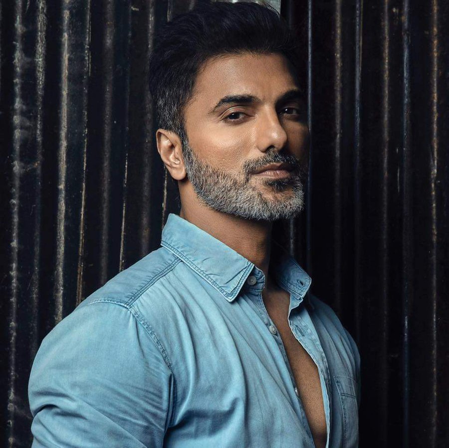 DiedSuddenly_'s tweet photo. 🇮🇳Indian actor Siddhaanth Vir Surryavanshi (46) has #diedsuddenly while working out in a gym. He'll be grieved by his wife, 2 kids, and adoring fans. https://t.co/RZik0VbOXX