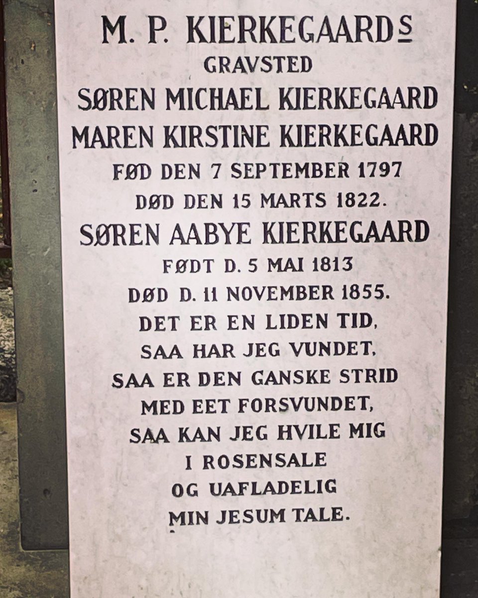 MartJaap's tweet photo. @boudewijnsteur Zijn grafschrift: 
Nog even maar, dan is
het leed geleden.
Als overwinnaar zal ik
Gods rozentuin betreden.
Weg met alle strijd! ‘k Geniet
de zalige rust mijns Heren,
en ‘k zal met Jezus daar
steeds spreken en verkeren. https://t.co/HAVfe2GGDV
