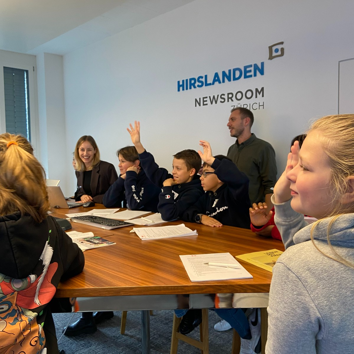 hirslanden's tweet photo. 🏥 Die nächste Generation hat am gestrigen Zukunftstag mit viel Freude und Elan die vielfältige Berufswelt bei 📍Hirslanden kennengelernt: Arm gipsen, Implantate einsetzen, Sandwiches zubereiten und Medienarbeit. 🤩 Cool, wart ihr dabei!
#Zukunftstag2022 #Hirslanden https://t.co/lt20ks087J
