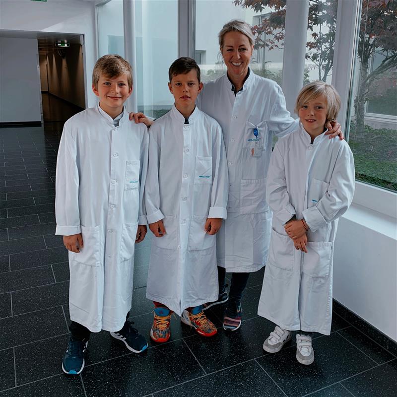 hirslanden's tweet photo. 🏥 Die nächste Generation hat am gestrigen Zukunftstag mit viel Freude und Elan die vielfältige Berufswelt bei 📍Hirslanden kennengelernt: Arm gipsen, Implantate einsetzen, Sandwiches zubereiten und Medienarbeit. 🤩 Cool, wart ihr dabei!
#Zukunftstag2022 #Hirslanden https://t.co/lt20ks087J