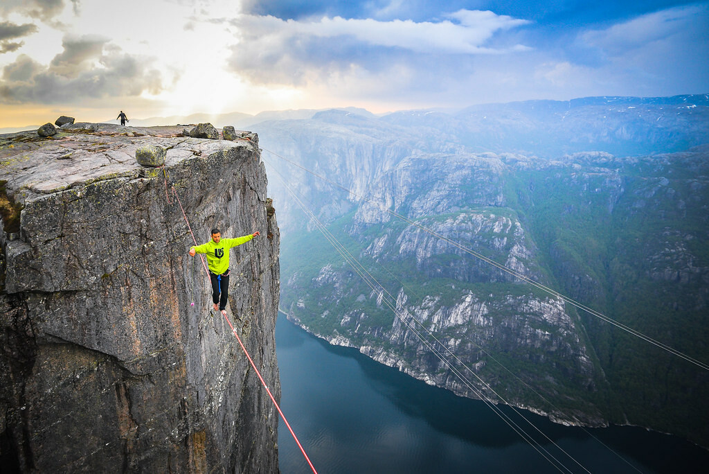 iFouine's tweet image. #mastoadmin mettant à jour son instance en v4. #allégorie