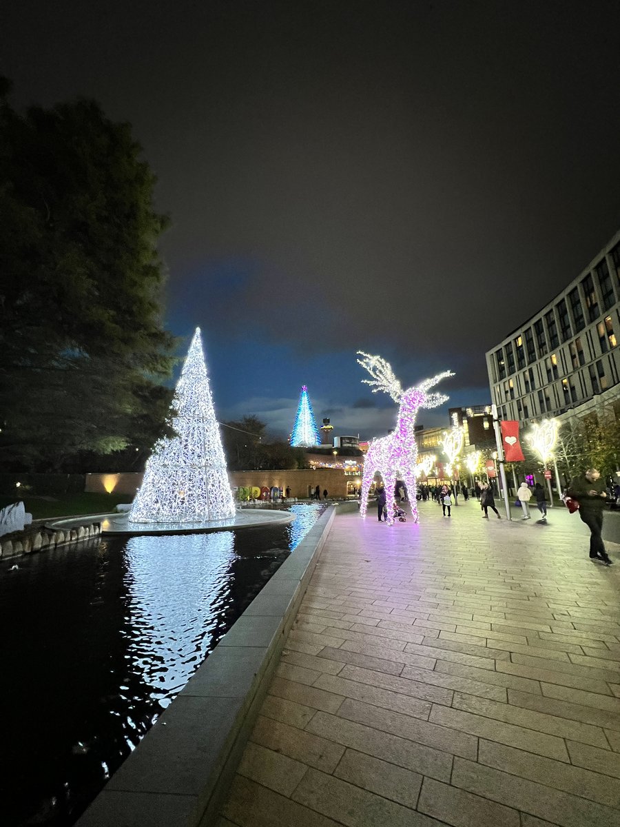 Liverpool_ONE's tweet photo. 𝘾𝙝𝙧𝙞𝙨𝙩𝙢𝙖𝙨 𝙎𝙩𝙖𝙧𝙩𝙨 𝙃𝙚𝙧𝙚!

Santa says it's time to celebrate!

Have you seen our new tree? Or bumped into a gingerbread man or two? Watch out for those naughty elves! https://t.co/e9j93k8Tdk