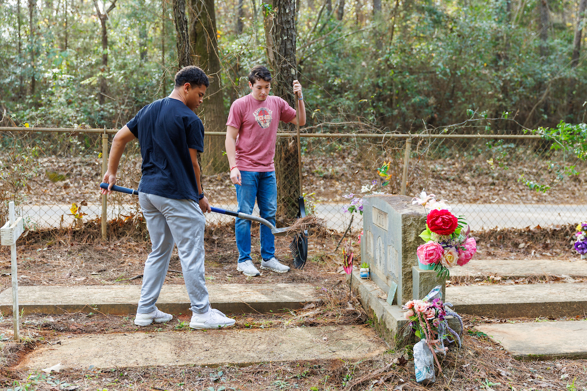 UofAlabama's tweet photo. Members of Crimson Legion cleaned about two dozen grave markers of veterans who are buried at a local cemetery. After each marker was cleaned, students took photos to be stored in an online database so, hopefully, the location of these graves will never be lost. 🇺🇸 #VeteransDay https://t.co/9iBLvNPpyG