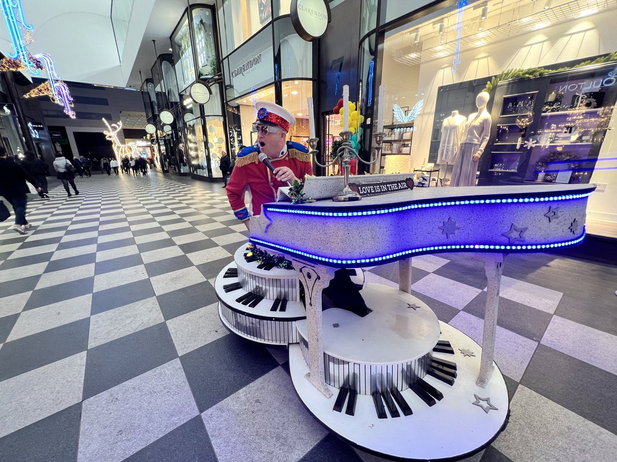 Liverpool_ONE's tweet photo. 𝘾𝙝𝙧𝙞𝙨𝙩𝙢𝙖𝙨 𝙎𝙩𝙖𝙧𝙩𝙨 𝙃𝙚𝙧𝙚!

Santa says it's time to celebrate!

Have you seen our new tree? Or bumped into a gingerbread man or two? Watch out for those naughty elves! https://t.co/e9j93k8Tdk