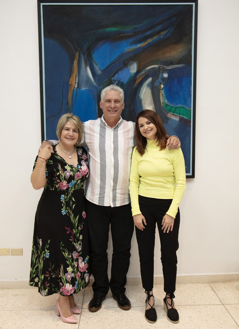 Siempre apoyaré al presidente <a href="/DiazCanelB/">Miguel Díaz-Canel Bermúdez</a>  y a su equipo.
Porque ha demostrado ser continuidad,un trabajador incansable por la revolución,un fiel seguidor de las ideas de Fidel.
Gracias por este momento inolvidable junto a <a href="/liscuestacuba/">Lis Cuesta</a> y compañeros.
Seguimos hacia la victoria