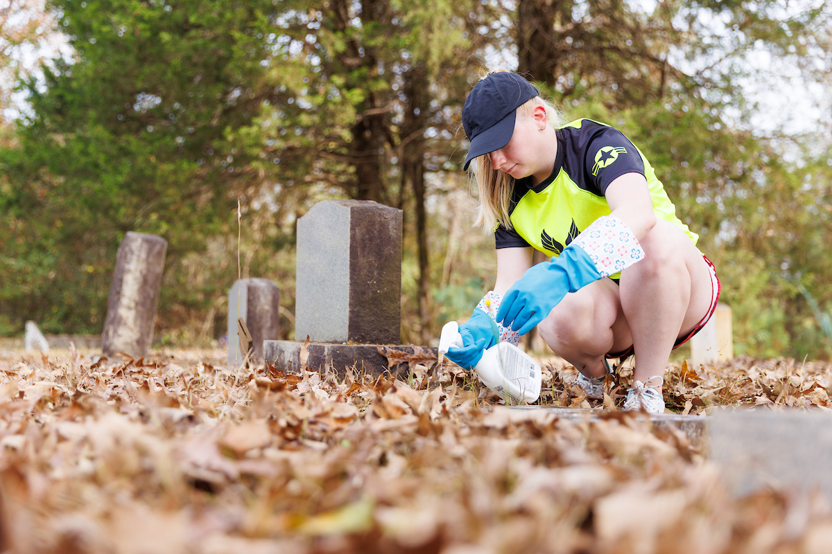 UofAlabama's tweet photo. Members of Crimson Legion cleaned about two dozen grave markers of veterans who are buried at a local cemetery. After each marker was cleaned, students took photos to be stored in an online database so, hopefully, the location of these graves will never be lost. 🇺🇸 #VeteransDay https://t.co/9iBLvNPpyG