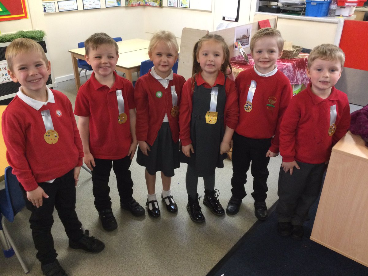 Wrenthorpe_EYFS's tweet photo. Children in Reception have been superstars today. They listened very carefully to find out why we wear poppies and why Remembrance Day is important. They asked some really mature questions and discussed a time when they had been brave. All children worked hard to make a medal🏅 https://t.co/EOE33COslQ