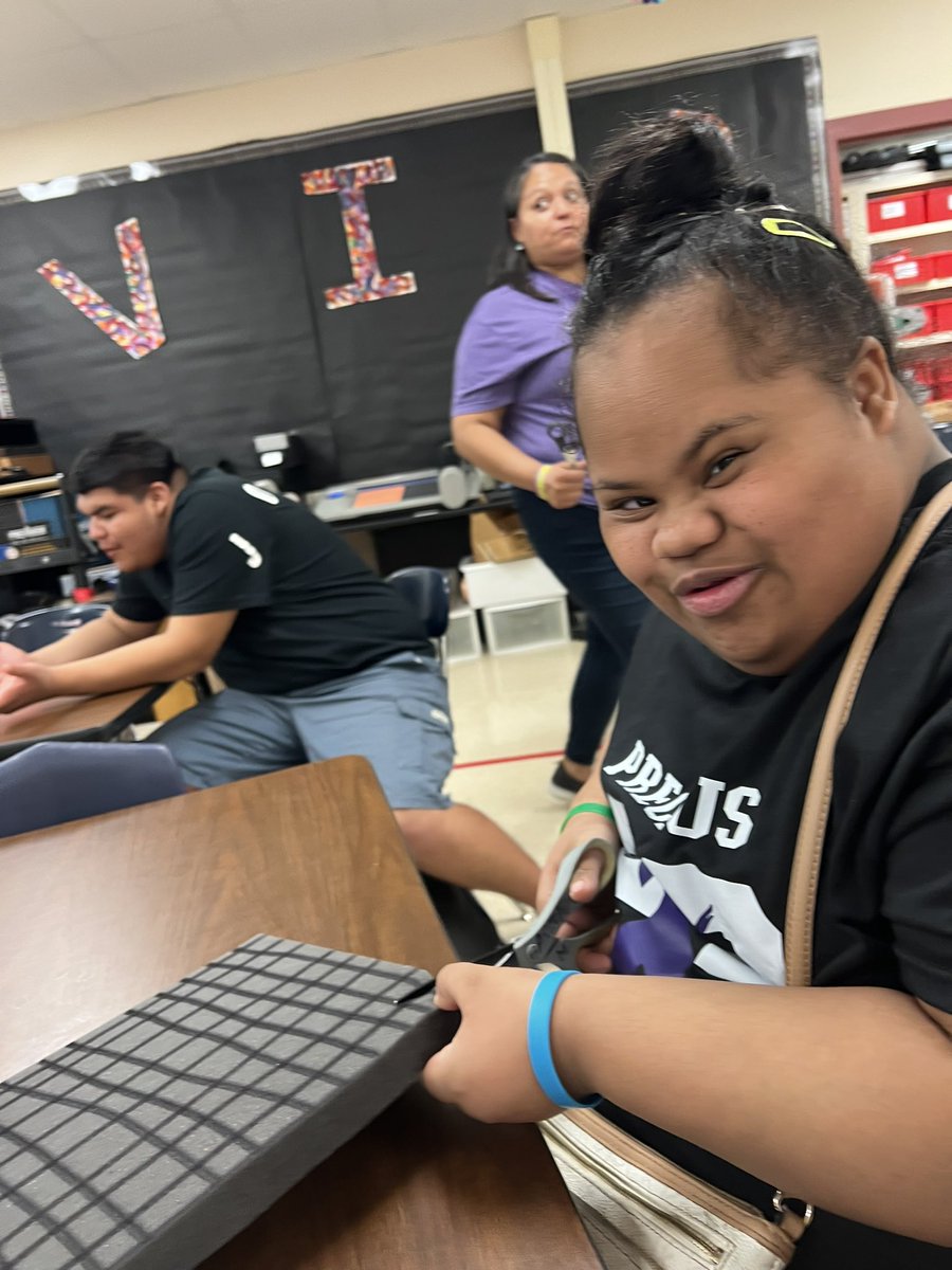 SETransition's tweet photo. Can't say enough how we love spending time with students, especially those who are working towards independence for the future!  Thank you @msierra831 from @NISDWarren for allowing me to talk with you, your students &amp; even a parent. Good things are happening at Warren! 💜🖤💜 https://t.co/BVNKkhu10X