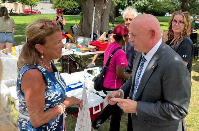 SenMarkKelly's tweet photo. Today and every day, veterans deserve our gratitude for their service to our country. We honor them and their families for their sacrifice and love of country. Happy Veteran's Day! https://t.co/DoCzKFyz8H