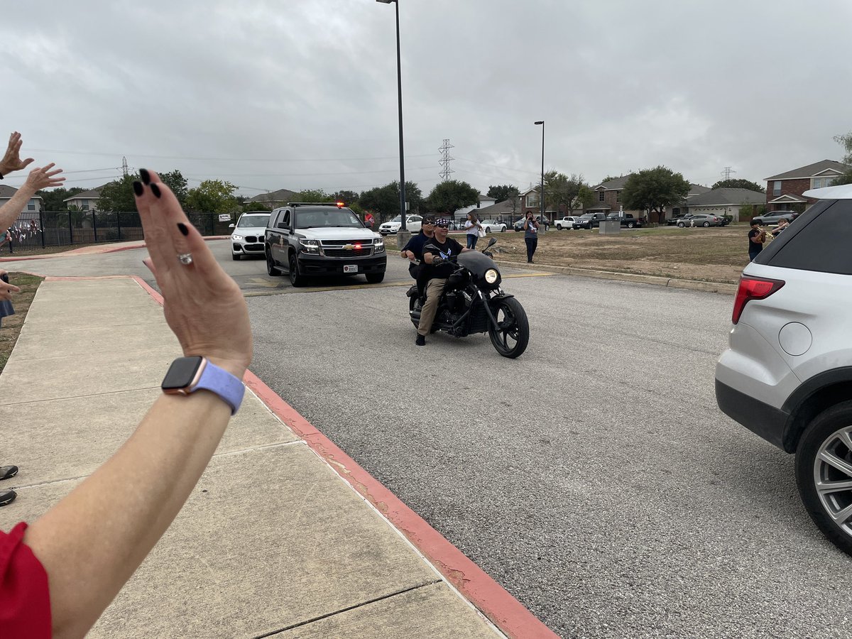 crane_lorna's tweet photo. Honoring our local veterans this morning with a parade at Krueger. Thank you to all who have served and protected us. #NISDSSIgnited #WhyNISDteachesSS https://t.co/Kg1uMjoYvh