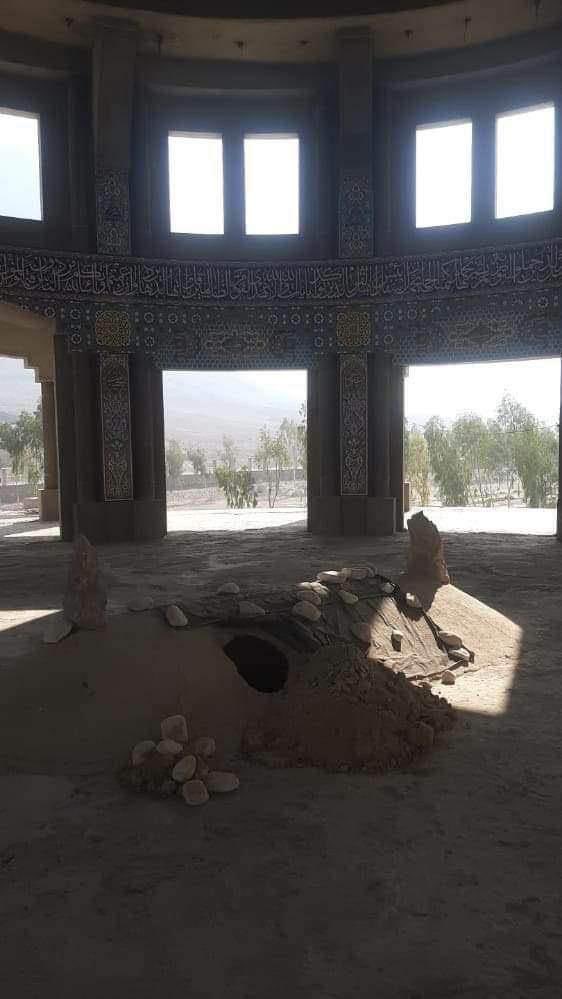 AhmadMassoud's tweet photo. د طالبانو له لوري د دیني عالم او پرهیزګار ستر مجاهد او د افغانستان د جهاد نوموتي شخصیت ملا نقیب الله اخوند د مقبرې بې احترامي او تخریب په کلکو ټکو غندو. دا ډول عقده مندانه چلند، د افغانستان د مشرانو عزت چې خدای ورکړی، نه شي کمولی، خو د طالبانو کرغیړنه او اصلي څېره لا بربنډوي. https://t.co/0DE3vU4mBX